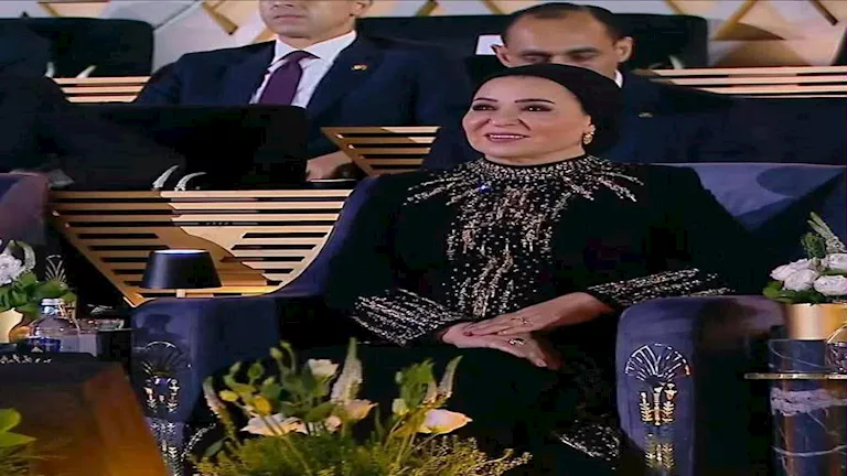 ماذا تعني نقوش فستان انتصار السيسي في حفل افتتاح المتحف الكبير؟