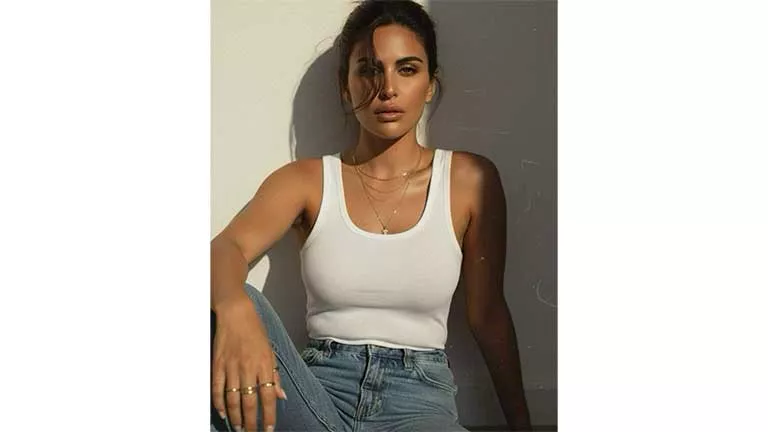 مي سليم تشارك جمهورها صورة جديدة بإطلالة بسيطة وأنيقة