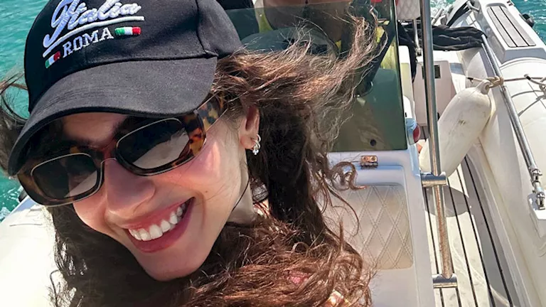 على متن يخت.. مايان السيد تروج لفيلم “ولنا في الخيال حب” بصورة مع الأب