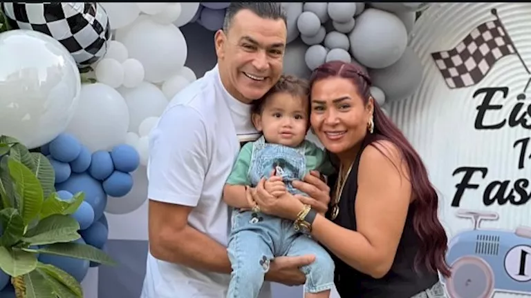 3 صور لعصام الحضري وزوجته وحفيده