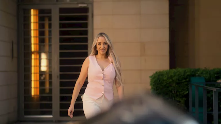 سارة سحاب تطرح فيديو كليب أغنيتها “إحساس مختلف”