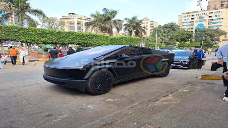 محمد رمضان يصل بسيارته الـ”تسلا” لجنازة والده بمسجد مصطفى محمود