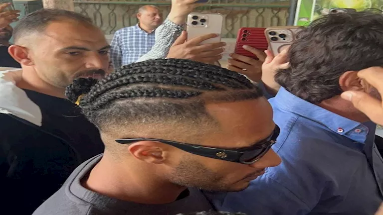 بالصور| محمد رمضان يستقبل مشيعي جنازة والده أمام مسجد مصطفى محمود