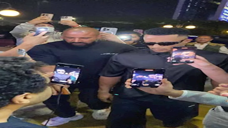 بعد ساعات من وفاة والده.. محمد رمضان في عزاء السيناريست أحمد عبدالله-