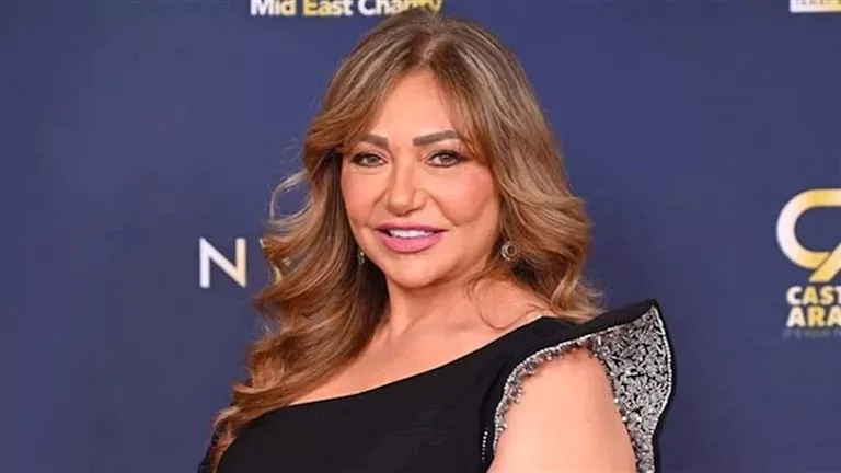 قفطان من المخمل وتاج فخم.. كيف نسقت ليلى علوى إطلالتها؟