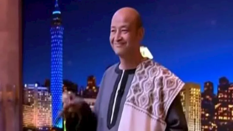 شهيرة لـ عمرو أديب بعد ظهوره بـ”الجلابية”: “كنت جميلًا.. بس ليه حشرت ا