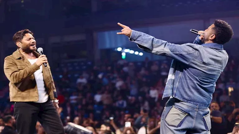 بالشال الفلسطيني.. أحمد سعد يوثق حفله الأخير في ألمانيا (صور)