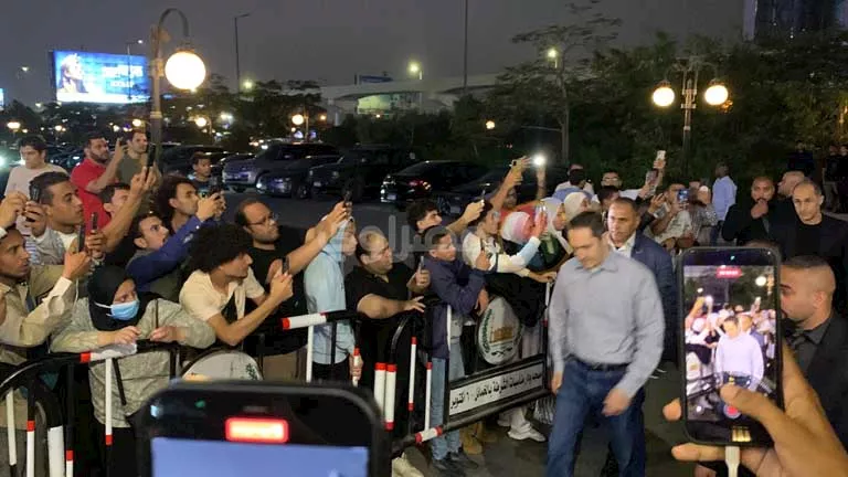 بالصور.. علاء وجمال مبارك في عزاء والد محمد رمضان