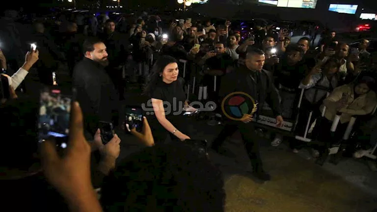 محمد رمضان يستقبل المعزين في وفاة والده بمسجد الشرطة