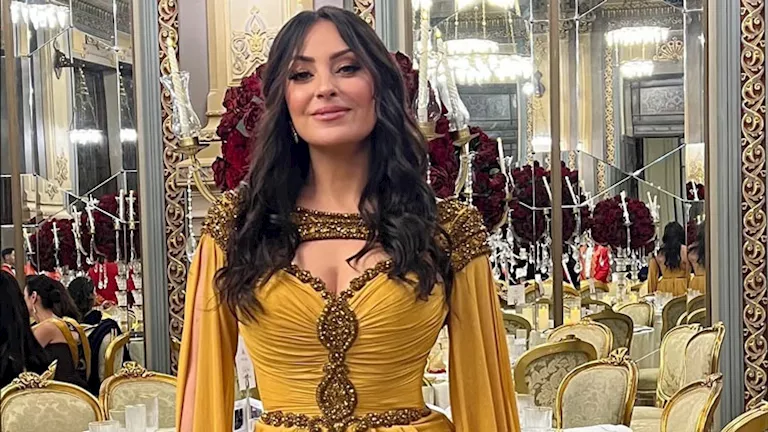 “الملكة نفرتيتي”.. نرمين الفقي تخطف الأنظار في حفل “ذا جراند بول الملك