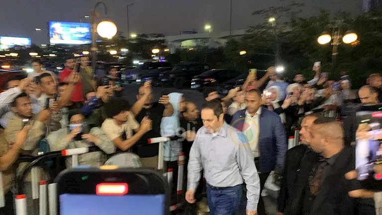 بحضور علاء وجمال ونجوم الفن.. 25 صورة من عزاء والد محمد رمضان في مسجد