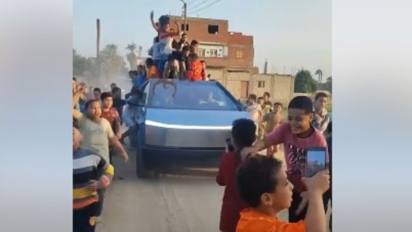 تسلا سايبر تراك.. مركبة خارقة تخطف الأنظار في الدعاية الانتخابية بشوارع سوهاج