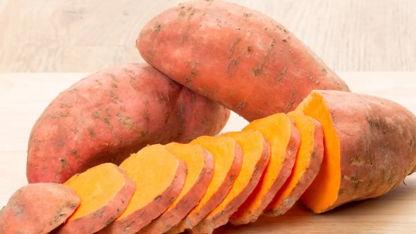 ماسك البطاطا الطبيعي لتفتيح وترطيب البشرة