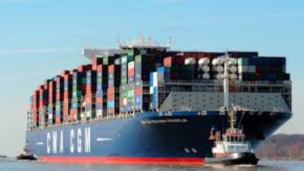 30 سفينة عملاقة عبرت قناة السويس برسوم 32 مليون دولار.. فيديو