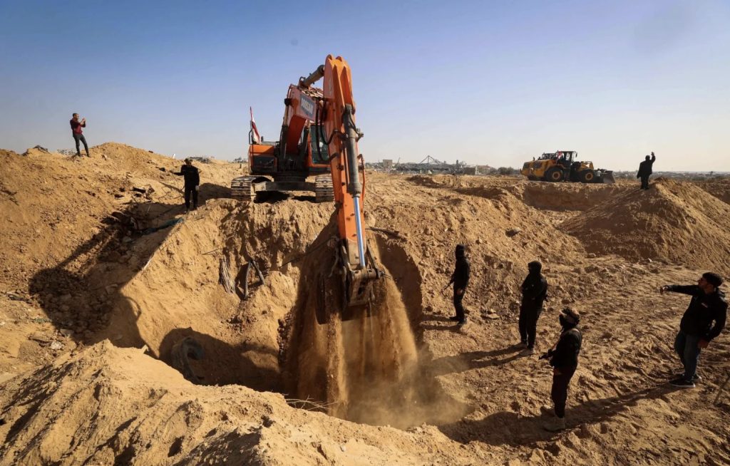 تعقد البحث عن جثث 3 رهائن يلقي بظلاله على اتفاق غزة