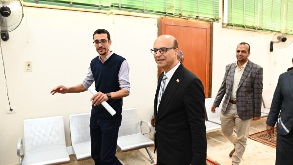 قبل لافتتاحه.. رئيس جامعة أسيوط يتفقد تجهيزات مركز إصدار شهادات الخريجين