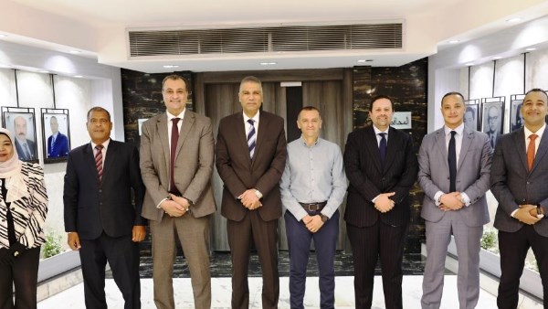 محافظ أسوان يلتقى بوفد بنك القاهرة لبحث سبل التعاون المشترك بقطاع الإستثمار