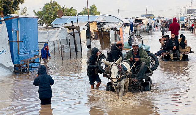 خرق هدنة غزة: شهيد ومصابون جراء هجمات إسرائيلية واستمرار معاناة النازحين