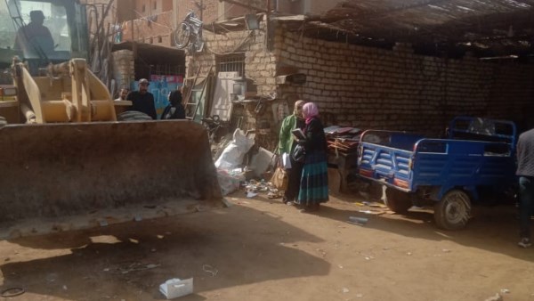 محافظ الإسماعيلية يتابع جهود وحدة تنظيم المخلفات في تكثيف حملات إزالة أماكن النباشين بالمحافظة