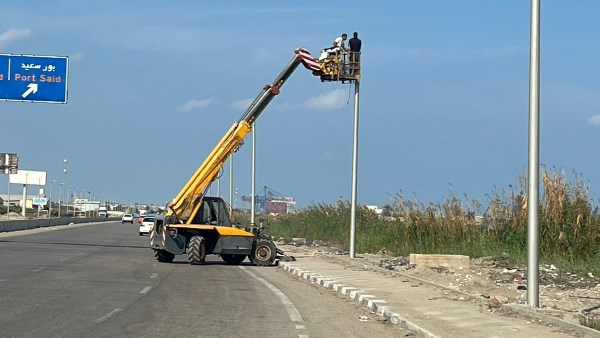 لخدمة جنوب بورسعيد.. بدء أعمال تركيب كشافات الطاقة الشمسية بالطريق