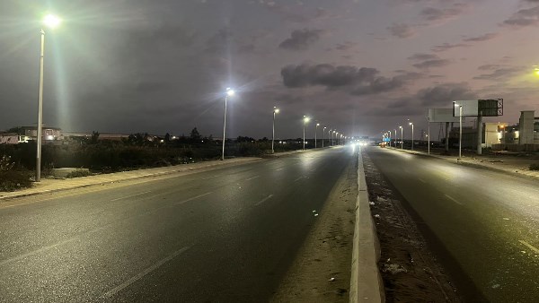 بدء أعمال إنارة طريق بورسعيد الإسماعيلية بكشافات الطاقة الشمسية