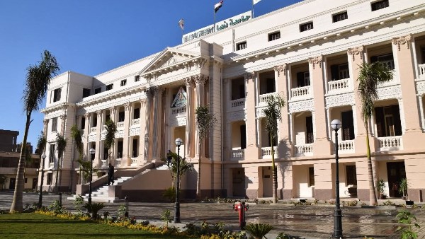 فتح باب تسجيل المقررات الدراسية للطلاب المتخلفين بكلية التجارة