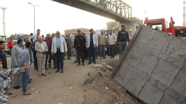 محافظ القليوبية يُتابع حادث انقلاب تريلا في ترعة بطوخ