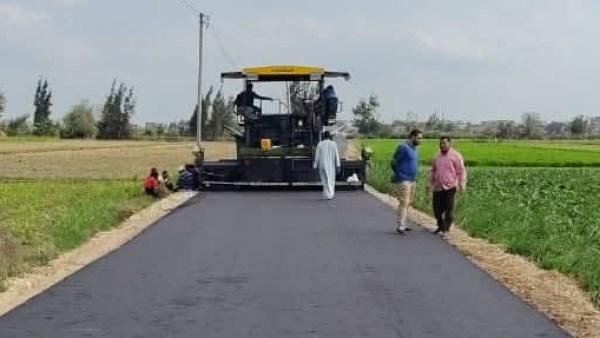 1800 متر.. الانتهاء من رصف طريق منشأة سلامة – الهجين بكفر الشيخ| صور