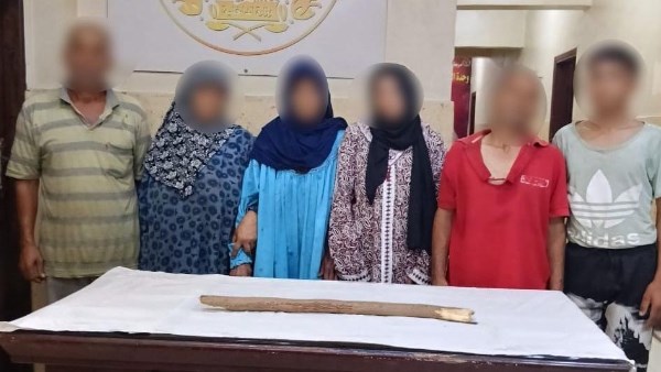 خلافات على الميراث.. عامل يعتدي على والدته وشقيقته بعصا خشبية في الشرقية