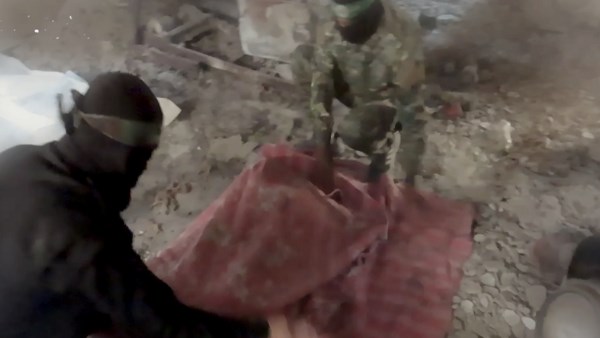 ضللنا الاحتلال.. القسام تنشر فيديو يكشف حقيقة انتشال جثث الأسرى الإسرائيليين