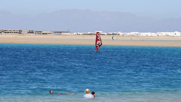 تزايد مياه البحر على الشواطئ