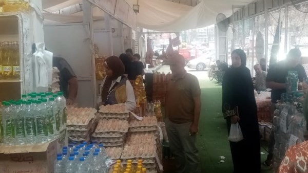 الدقهلية.. أسعار مخفضة بالمعرض الدائم للسلع الغذائية بشارع قناة السويس