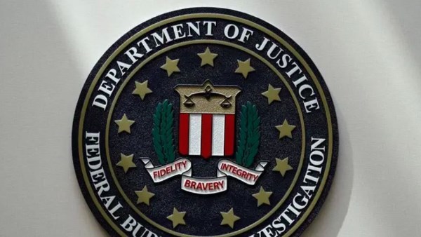 مكتب التحقيقات الفيدرالي يطرد المزيد من العملاء الذين حققوا مع ترامب