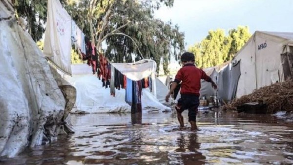 أمطار وخيام ممزقة.. الدفاع المدني بغزة يحذر من تفاقم الكوارث بسبب السيول