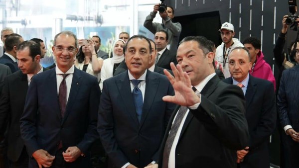 رئيس الوزراء يتفقد جناح شركة اورنچ مصر بمعرض Cairo ICT