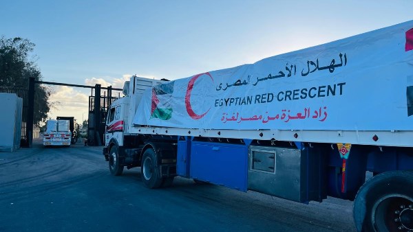 قافلة زاد العزة الـ 74 تدخل إلى الفلسطينيين بقطاع غزة