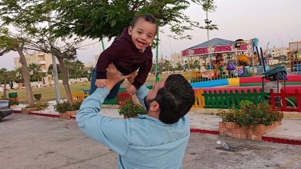 رزقه الله طفلا منذ شهر.. وهذه حقيقة عمله بالطاقة النووية