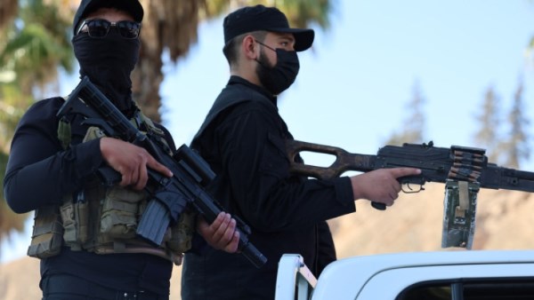 سوريا .. هجوم مسلح يستهدف مقهى في ريف حمص وسقوط قتلى وجرحى