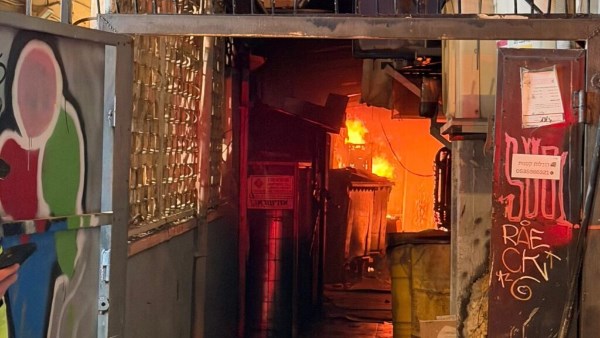 حريق مفاجئ يلتهم مبنى سكنيا في تل أبيب