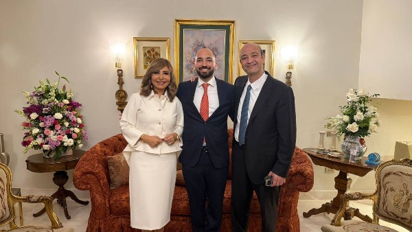 ربنا يفرحكم دايما بيه..ليلى علوي تهنئ لميس الحديدي وعمرو أديب بمناسبة قراءة فاتحة ابنهما