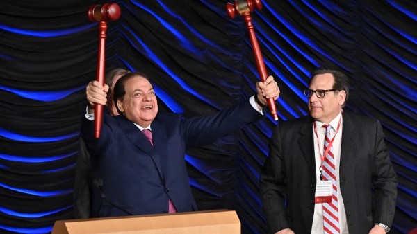 أبو العينين يتسلم جائزة “القيادة البرلمانية” بالمجلس الوطني للعلاقات العربية الأمريكية