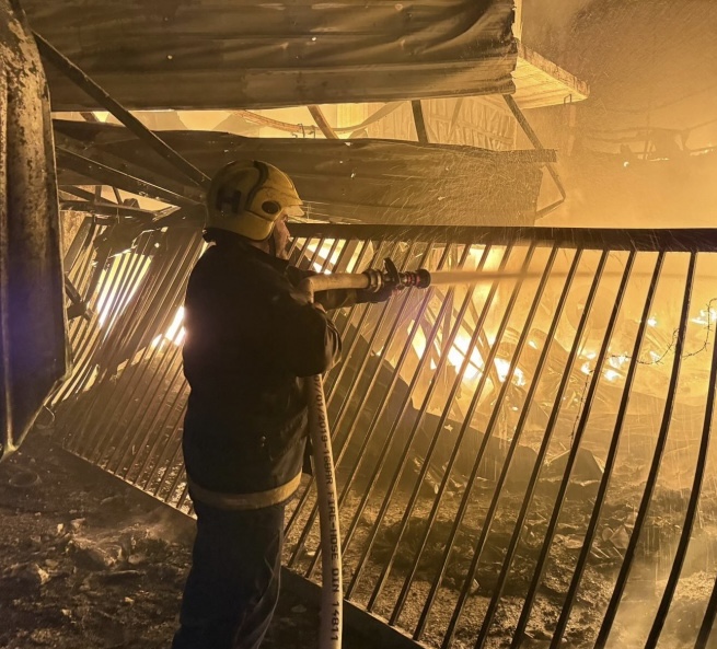 إطفائية بلدية الخليل تُسيطر على حرائق متعمدة في المنطقة الجنوبية من المدينة