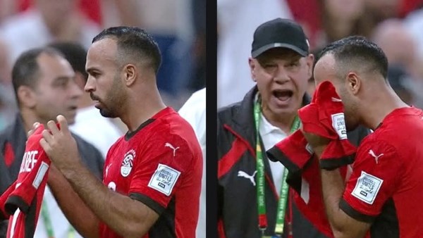 شاهد| أفشة يقبّل قميص الراحل أحمد رفعت بعد هدف التعادل أمام الكويت