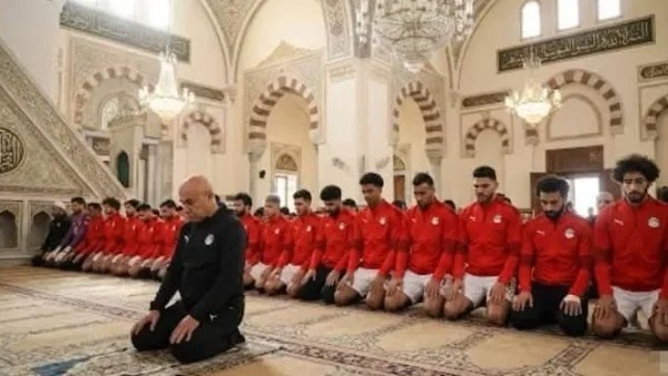 حقيقة ظهور حسام حسن إماما بلاعبي منتخب مصر وإرتداء الشورت