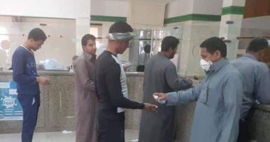 صور.. صرف منحة العمالة غير منتظمة بالمحافظات وإجراءات وقائية ضد