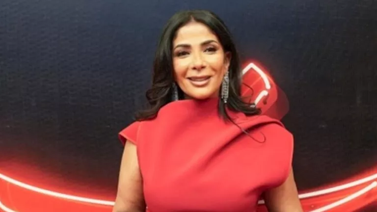 منى زكي تدعم محمد صلاح: “أيقونة.. وأنا بشجعه”