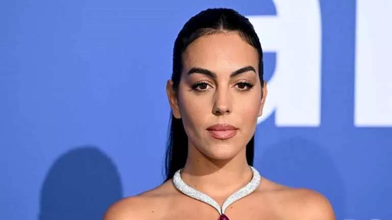 جورجينا بإطلالة جريئة.. كيف نسقت اللوك؟