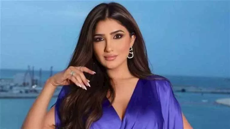 قصة السمكة.. مي عمر تتألق بالمخمل الأسود في ختام مهرجان البحر الأحمر