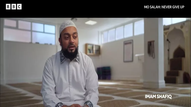 إمام مسجد ليفربول يكشف: “محمد صلاح كان يصلي دون أن يزعجه أحد”