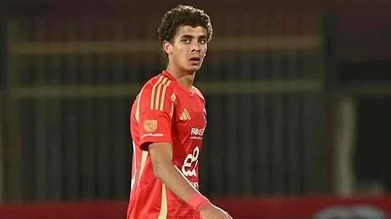 صحيفة إسبانية تفجر مفاجأة بشأن انتقال لاعب الأهلي إلى برشلونة